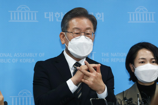 더불어민주당 이재명 대선 후보가 9일 오후 국회 소통관에서 감염병 대응 정책 관련 긴급 기자회견을 마친 뒤 취재진의 질문에 답변하고 있다.    [국회사진기자단]